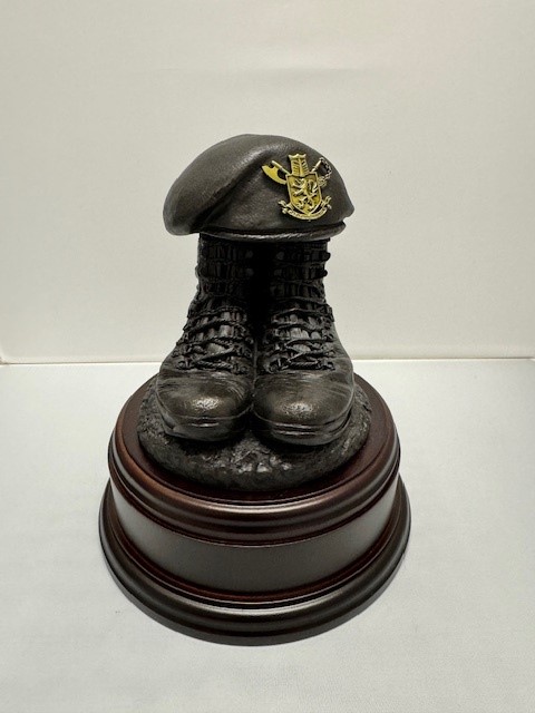 Boots and Beret 3 Para BEL Brons