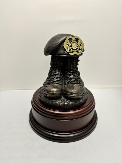 Boots and Beret 10 Natres Brons Gravure