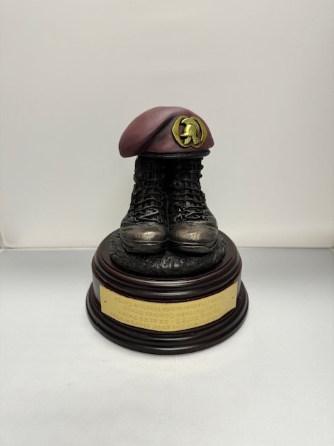 Boots and Beret 11 Genie Alg Gravure