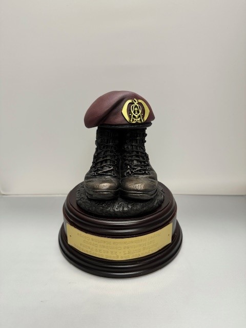 Boots and Beret 11 Herstel cie Gravure